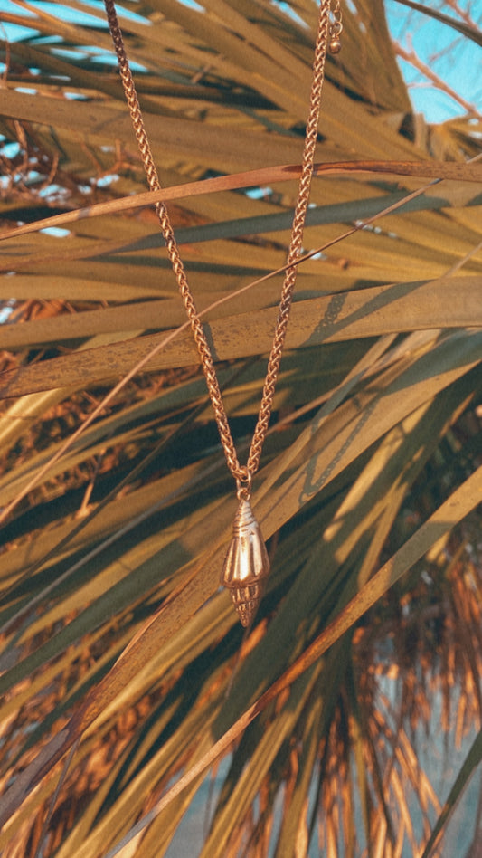 Shell Pendant Necklace in Worn Gold